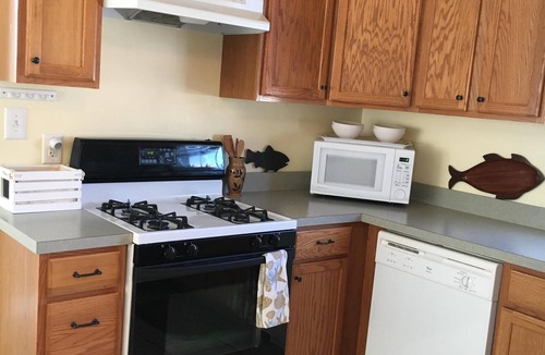 Wildwood Condo | Bright and Breezy 3 bed/2 bath Beach Condo 2 1/2 blocks from boardwalk/beach.