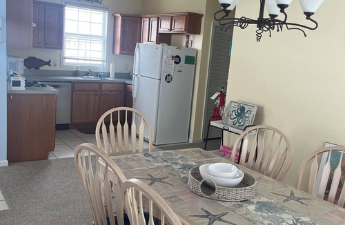 Wildwood Condo | Bright and Breezy 3 bed/2 bath Beach Condo 2 1/2 blocks from boardwalk/beach.