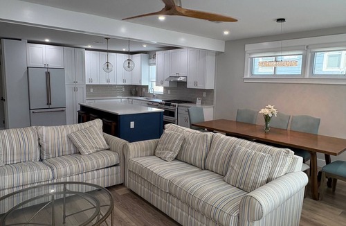 North End Condo | Bright and Spacious Beach Block Condo! Recently renovated 3 BR Sleeps 8!
