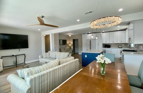 North End Condo | Bright and Spacious Beach Block Condo! Recently renovated 3 BR Sleeps 8!