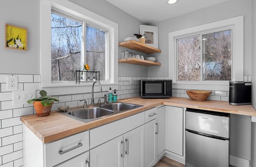 Woodfin Cottage | Bright and Tranquil Guesthouse!