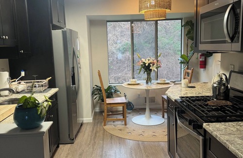 Highlands House | Bright Beautiful Townhouse, Walk To Beach & Ferry!