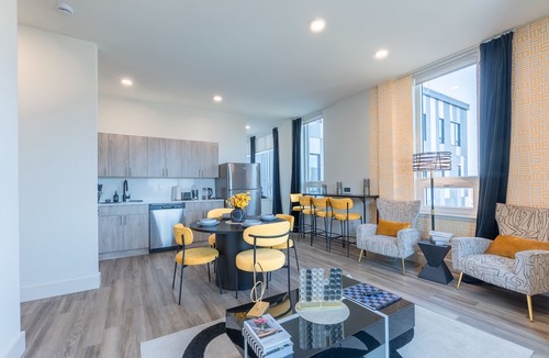 East Orange Apartment | Bright & Bold Escape with NYC Views+Free Parking. Sleeps 9+2Baths! 20% Off 7days