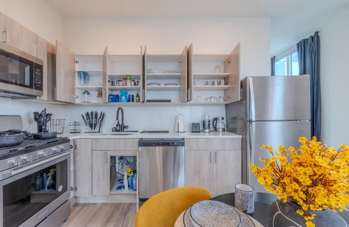 East Orange Apartment | Bright & Bold Escape with NYC Views+Free Parking. Sleeps 9+2Baths! 20% Off 7days