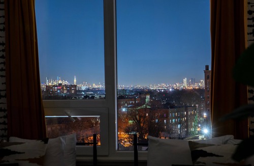 East Orange Apartment | Bright & Bold Escape with NYC Views+Free Parking. Sleeps 9+2Baths! 20% Off 7days