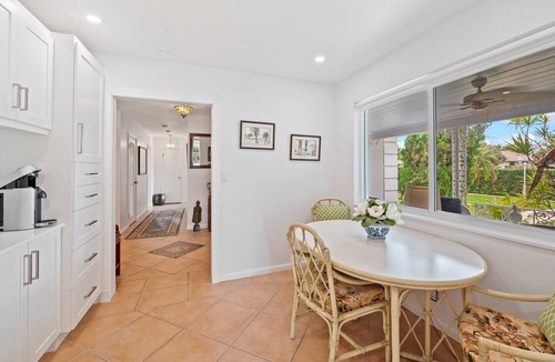Jog Road House | Bright & Breezy Coastal Escape, Close to the Beach