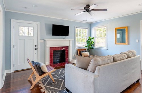Enderly Park House | Bright Bungalow Close to Uptown