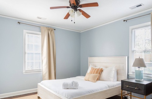 Enderly Park House | Bright Bungalow Close to Uptown