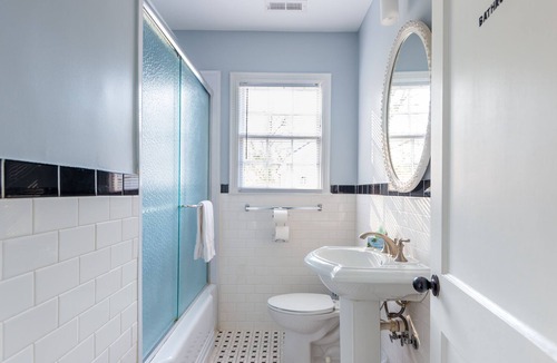Enderly Park House | Bright Bungalow Close to Uptown