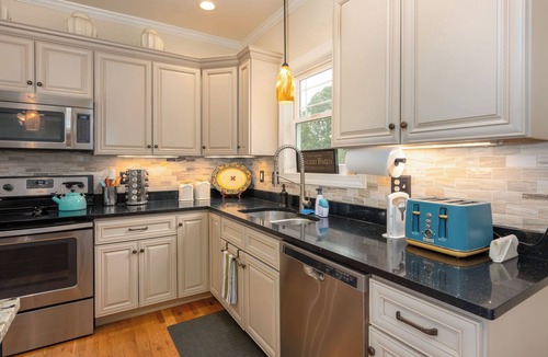 Black Mountain House | Bright & Charming 3BR Home in Black Mountain - Walk to Downtown & Lake Tomahawk