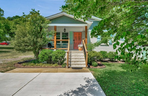 Fort Mill House | Bright & Cheery Bungalow - Mins to Downtwn Fort Mill