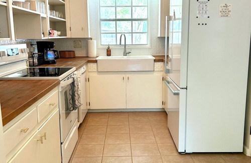 Sanford House | Bright & Cozy 3BR Retreat with Timeless Charm