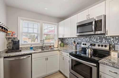 Hendersonville Cottage | Bright & Cozy Bungalow Close To Downtown! Dogs Stay Free!