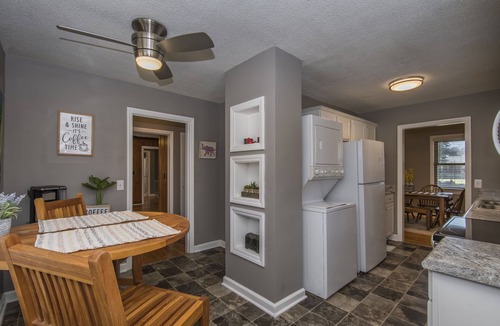 West Columbia House | Bright, Cozy House w/Large Fenced Backyard!