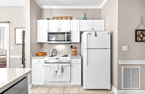Central Myrtle Beach Apartment | Bright & Cozy Myrtlewood Condo- One Mile to Beach & Broadway with Pools and Golf
