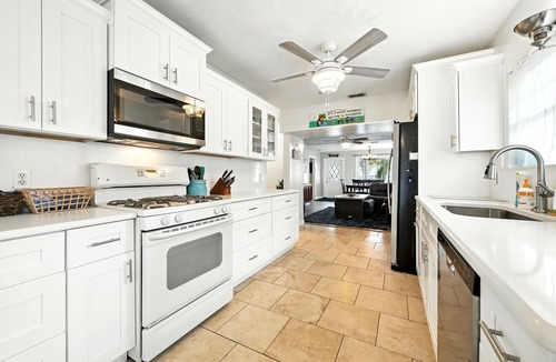 Candler House | Bright & Cozy retreat on Lake Weir with a beautiful white sandy beach!