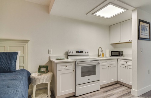 Pass-a-Grille Historic District Apartment | Bright Gulf Coast Escape - 8 Mi to John’s Pass!