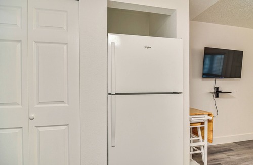 Pass-a-Grille Historic District Apartment | Bright Gulf Coast Escape - 8 Mi to John’s Pass!