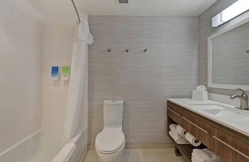 West Palm Beach Hotel | Bright King Studio w/Breakfast & Outdoor Pool, 1.8mi Armory Art Center WPB