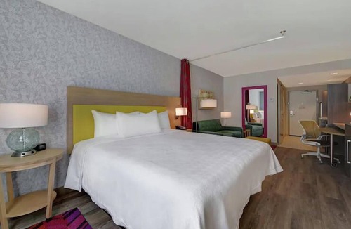 West Palm Beach Hotel | Bright King Studio w/Breakfast & Outdoor Pool, 1.8mi Armory Art Center WPB