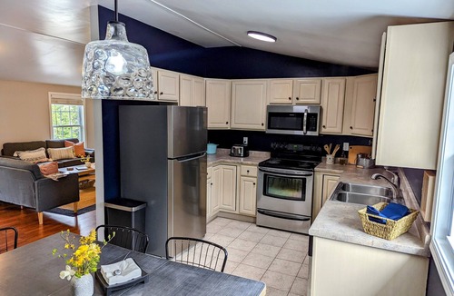 Kingsport Apartment | Bright, modern and inviting apartment on a quaint residential street