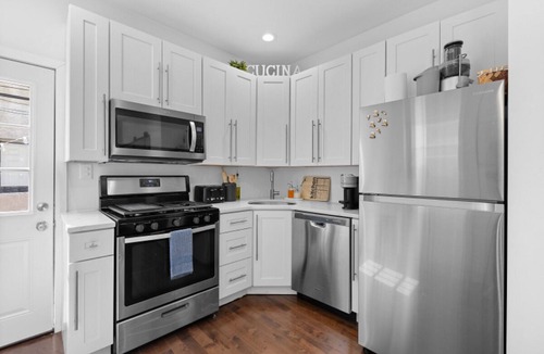 Whitman House | Bright & Modern: Minutes to Stadium/Passyunk/Airport