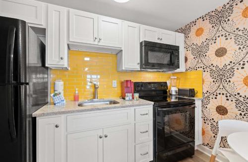 Windy Hill Apartment | Bright & Modern Studio Pet Approved
