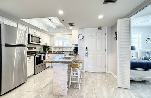 Horton Shores Condo | Bright Oceanview Condo Steps to Sand & Flagler Dining Scene