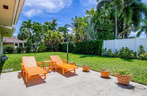 Bel Air House | Bright, one-level home, Florida room, Sony 85” 4k TV, W/D & AC - near the beach