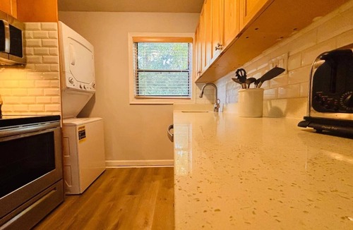 Great Lakes Apartment | Bright Private 1BR Suite– Minutes to Emory Univ