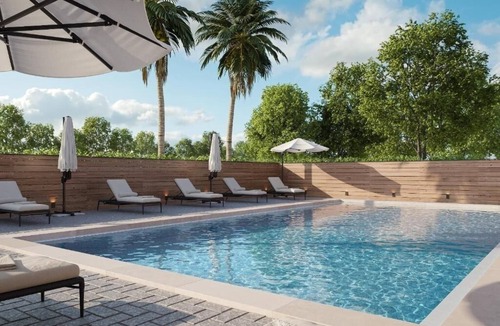 Kissimmee Hotel | Bright Room w/Desk + Pool Serenity – Explore Disney Nearby