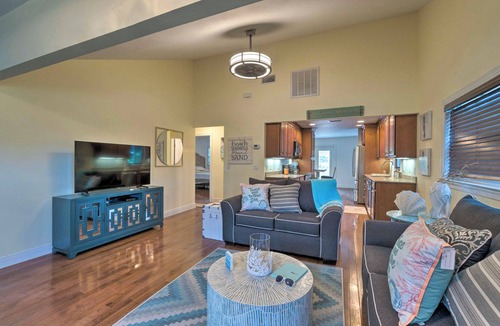 South Sarasota Cottage | Bright Sarasota Bungalow - 5 Mi to Siesta Beach!
