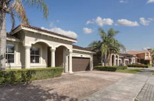 Tamiami House | Bright & spacious centrally located 4 bed home