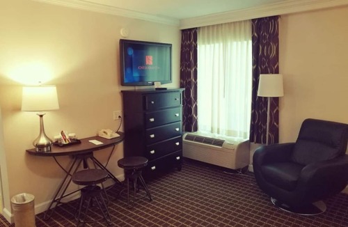 West Orange Hotel | Bright Studio at Wilshire Grand Hotel. Stay. Relax