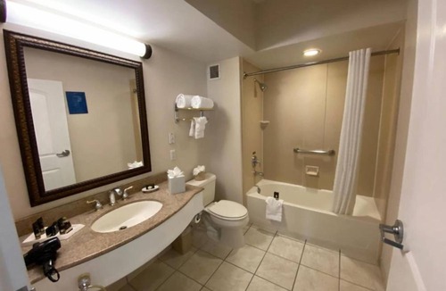West Orange Hotel | Bright Studio at Wilshire Grand Hotel. Stay. Relax