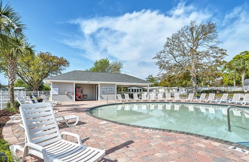 Garden City Cottage | Bright Surfside Beach Cottage w/ Resort Amenities!