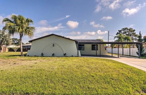 South Venice Cottage | Bright Venice Home w/Yard < 4 Miles to Beach!