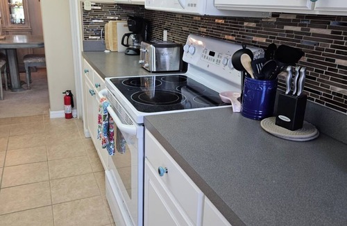 Fort Myers Condo | Brightly Furnished 2BR 2BA + Den End Unit Carriage House on Water