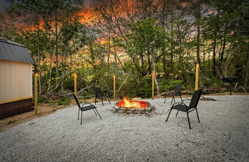Robbins RV Rental | Brimstone Trail Access Stylish Camper Pets Welcome Firepit