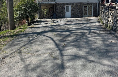 Lynn Garden Apartment | Bristol motor speedway Race fans 1 bedroom/1 bathroom apartment -sleep up to 6