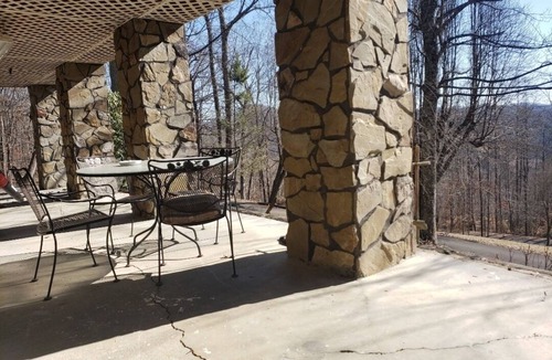 Lynn Garden Apartment | Bristol motor speedway Race fans 1 bedroom/1 bathroom apartment -sleep up to 6