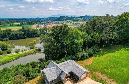 Kodak House | Broadview, River, Golf Course, Games, free Attraction Tickets, WIFI!