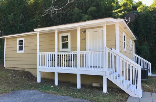Gainesville House | Brown Bungalow with King bed by the lake