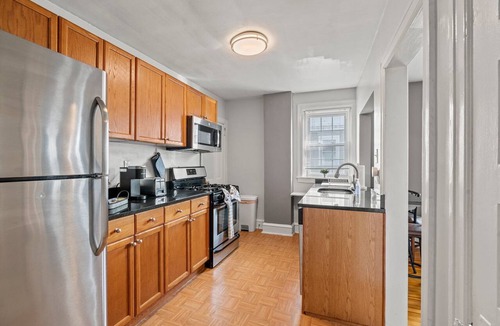 Bryn Mawr Apartment | Bryn Mawr Gem/Balcony/Dedicated Parking/50”TV