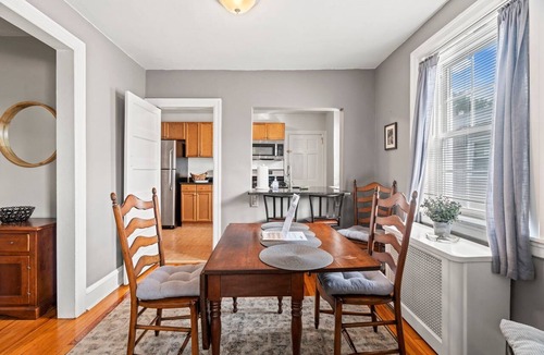 Bryn Mawr Apartment | Bryn Mawr Gem/Balcony/Dedicated Parking/50”TV