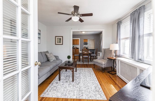 Bryn Mawr Apartment | Bryn Mawr Gem/Balcony/Dedicated Parking/50”TV