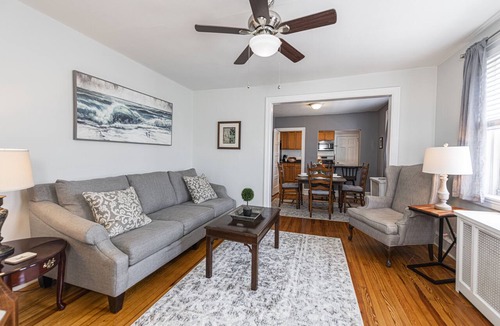 Bryn Mawr Apartment | Bryn Mawr Gem/Balcony/Dedicated Parking/50”TV