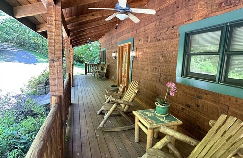 Highlands Cabin | Buckberry Lodge 5 BR/4.5 bath log cabin FIVE NIGHT MINIMUM