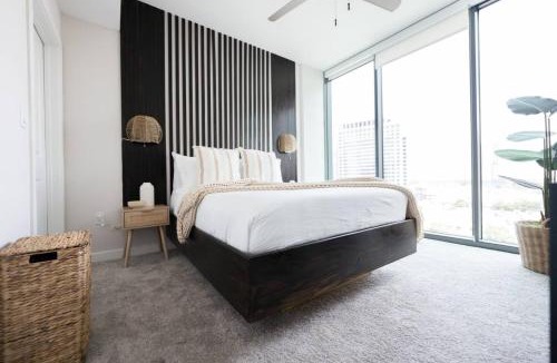 Brookhaven Apartment | Buckhead High-Rise Retreat with Pool & Balcony