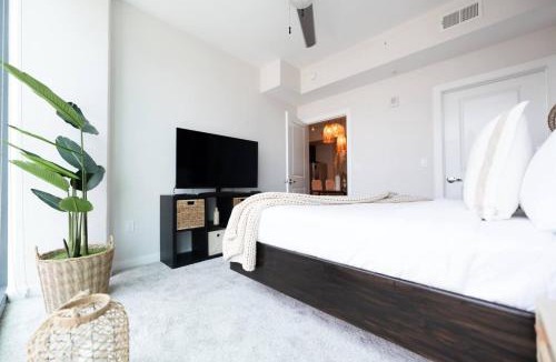 Brookhaven Apartment | Buckhead High-Rise Retreat with Pool & Balcony